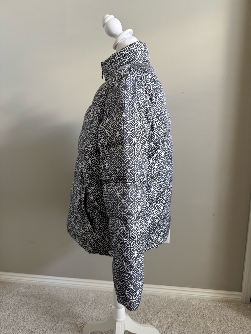 Lands’ End Women's Quilted Pattern Puffer Jacket - Navy/White - Picture 2 of 8